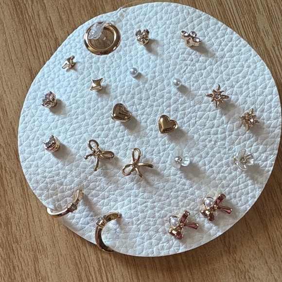 Jewelry - Chic Gold and Silver Earring Set